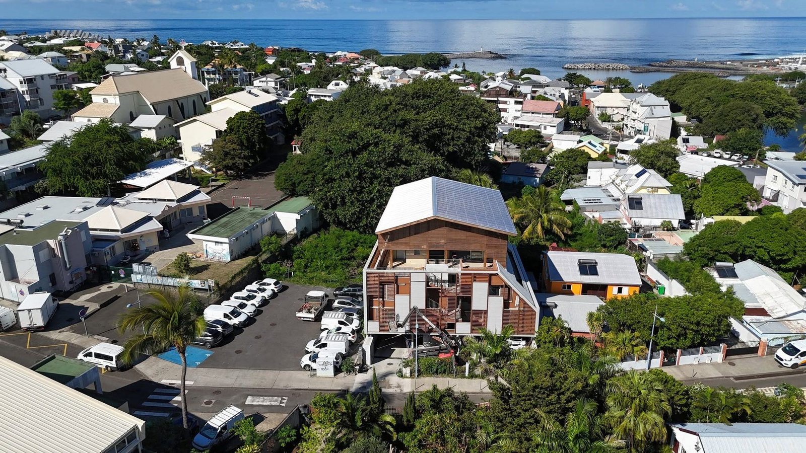 Villa contemporaine en bois réalisée par BATIMOE, surplombant le littoral réunionnais