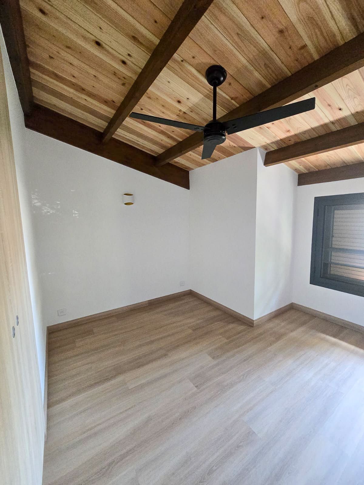 Chambre avec plafond bois et parquet clair