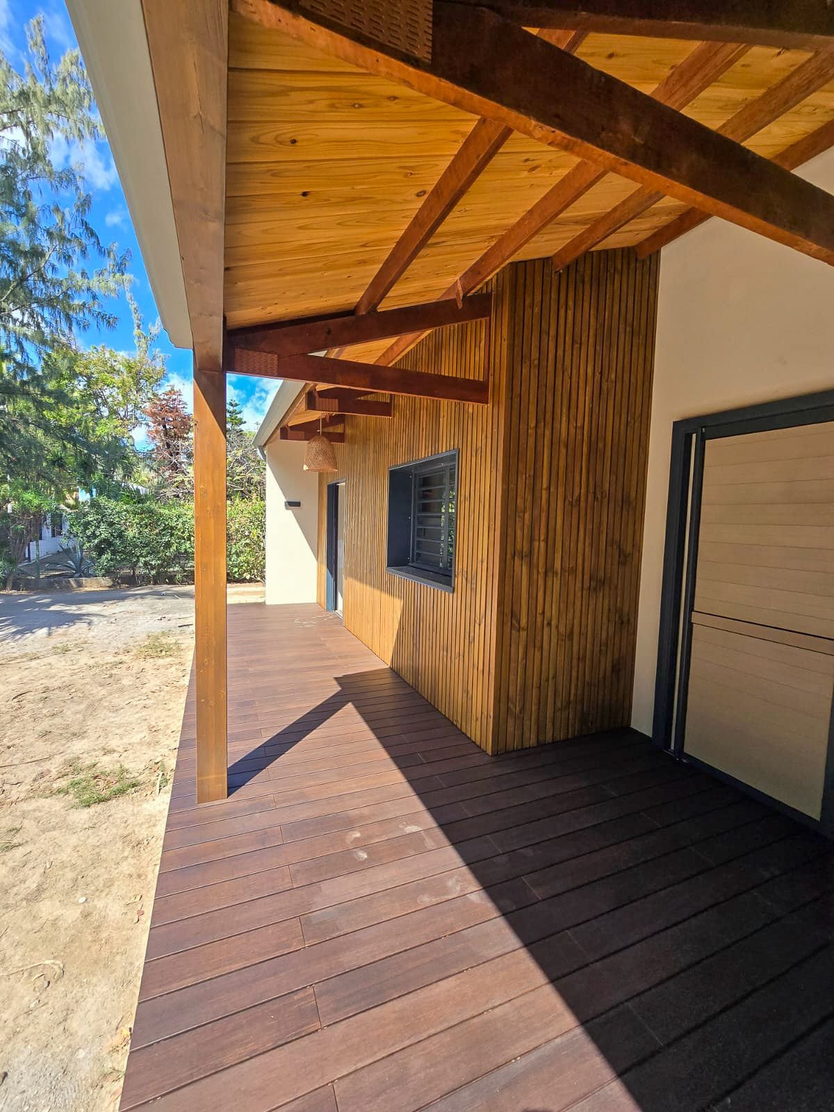 Terrasse couverte avec charpente bois