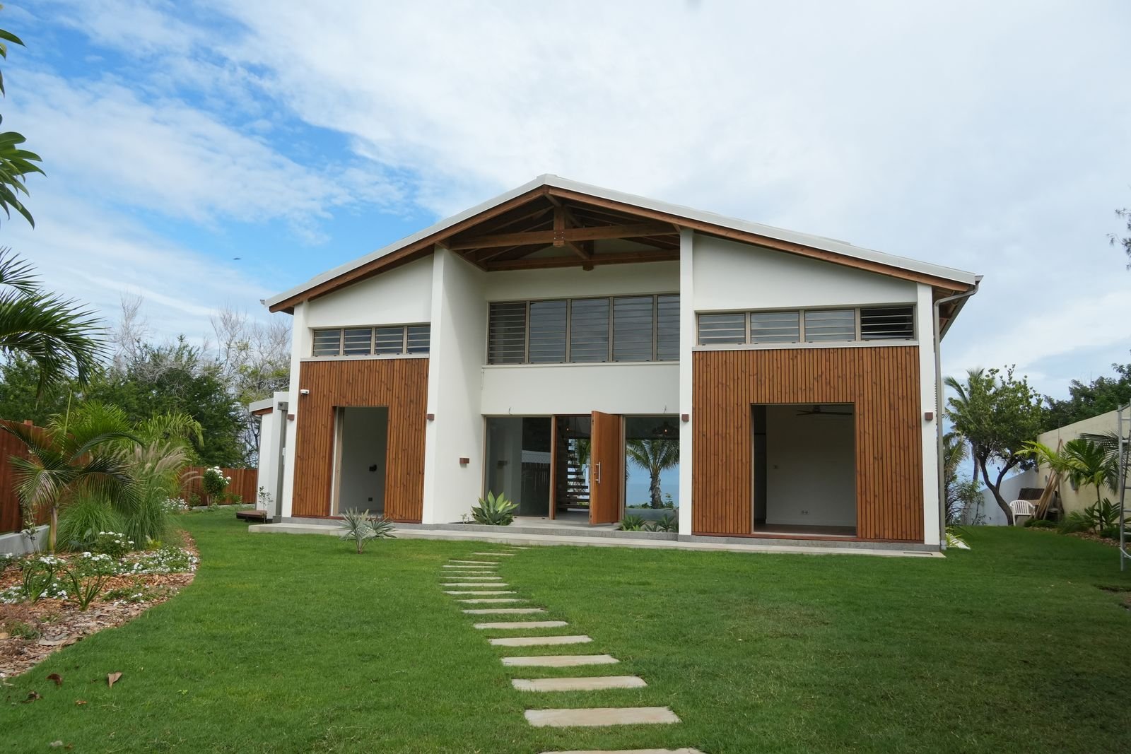 Façade de la villa avec bardage bois et charpente apparente