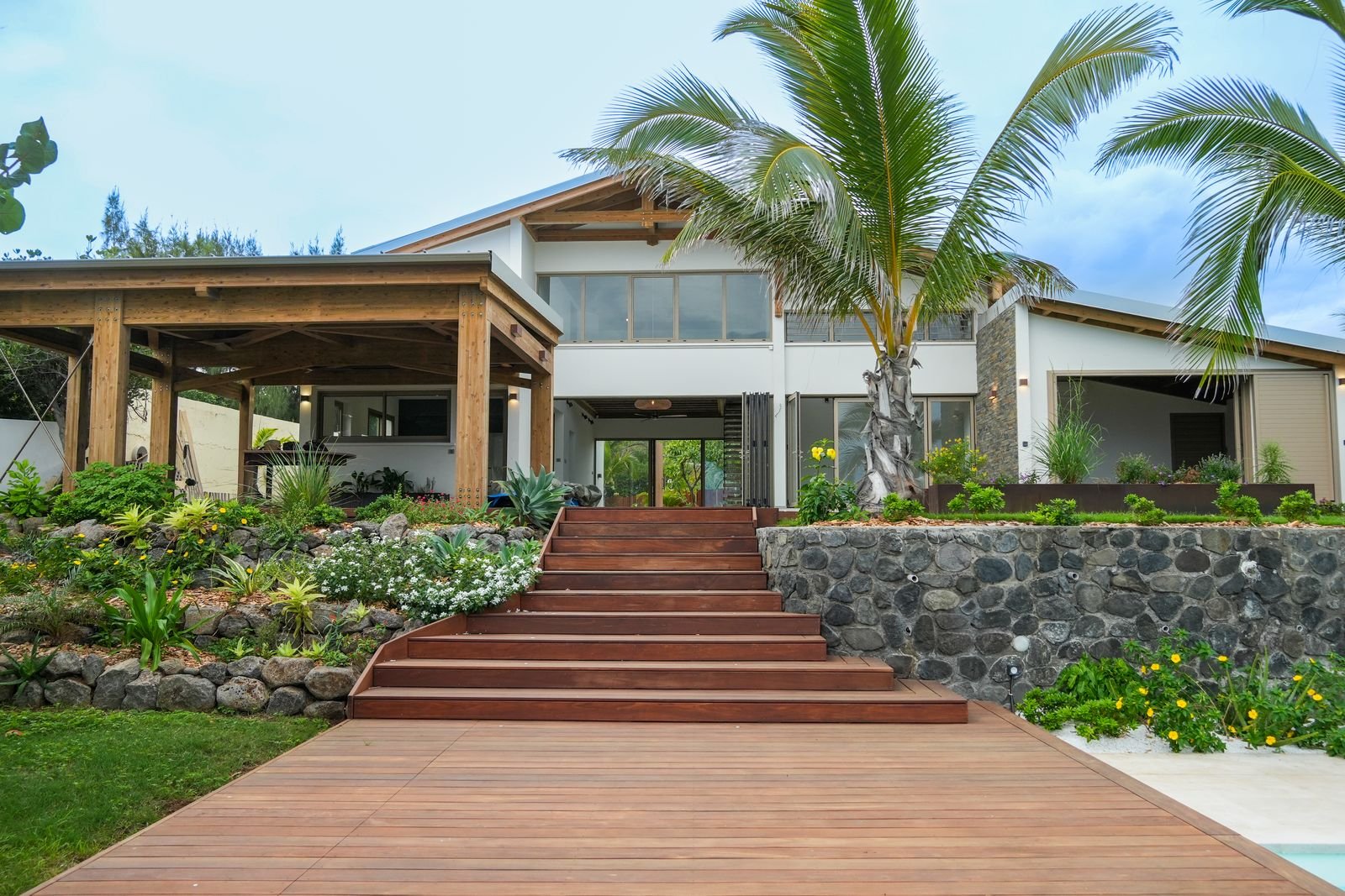 Escalier et terrasse en bois exotique