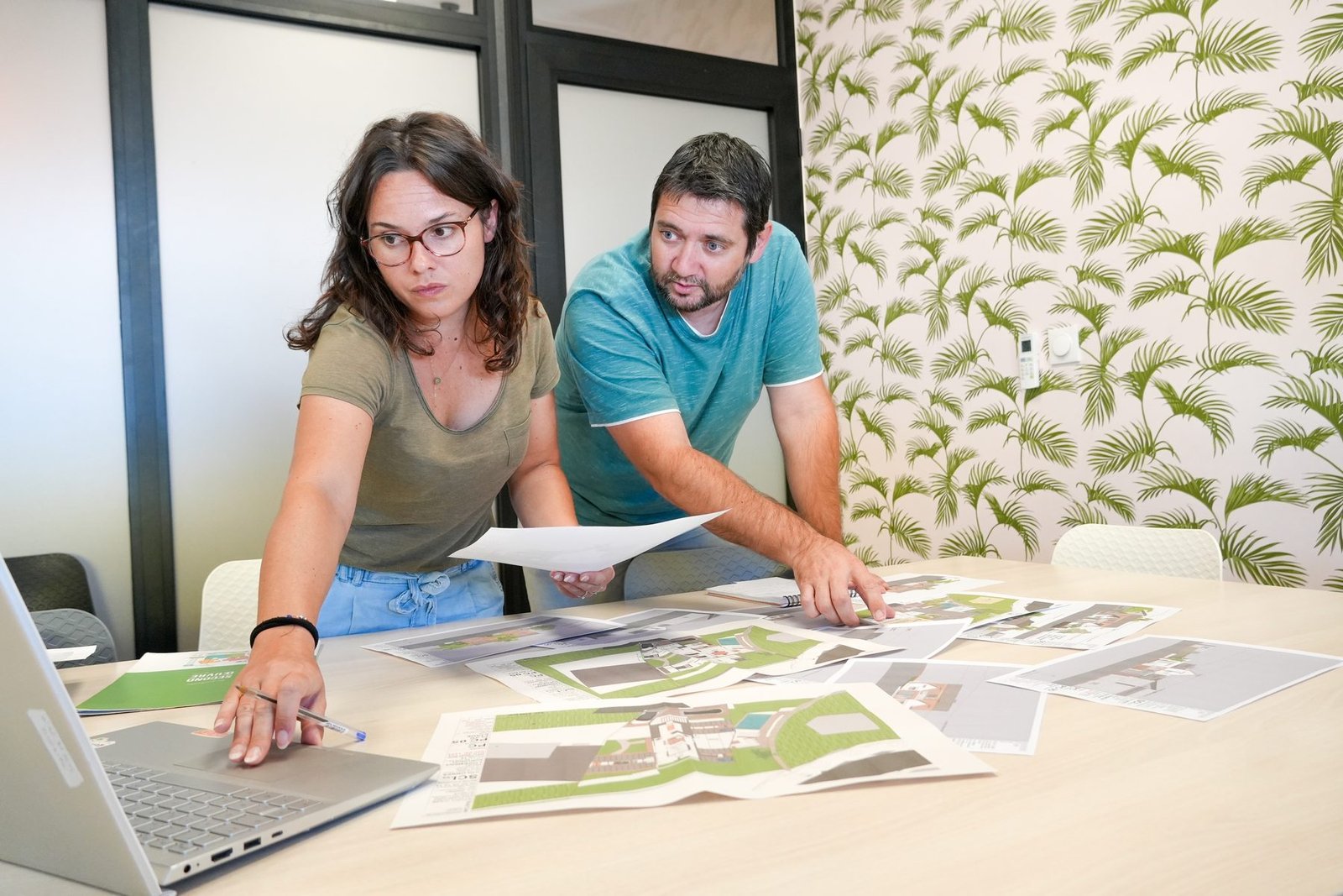 Vincent Anger et Ophélie Rougeot, de BATIMOE, étudient les plans d'un projet
